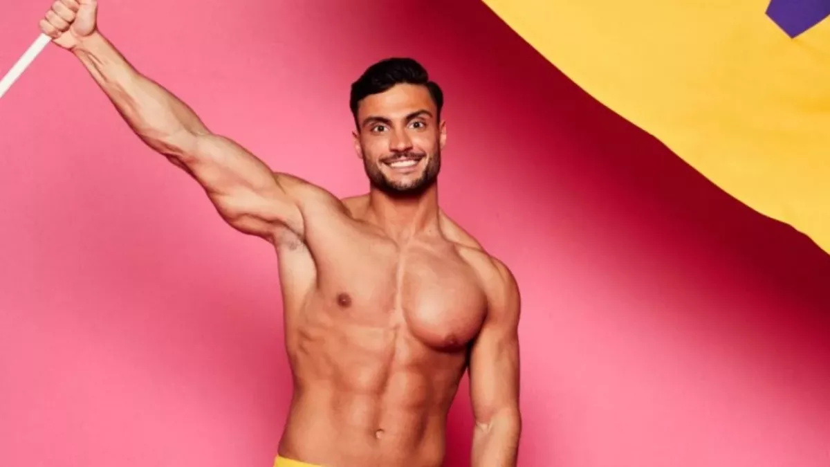 Davide slammed for kissing two different girls as Ekin-Su remains loyal