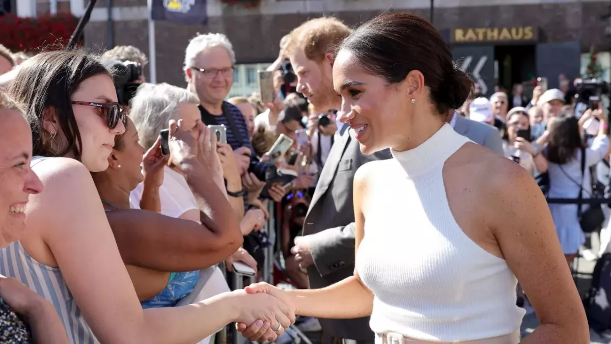 Meghan Markle: father gets restraining order