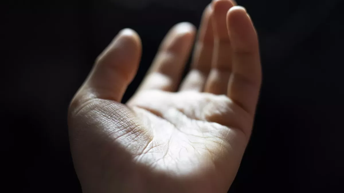 Does your palm form the letter 'M'?