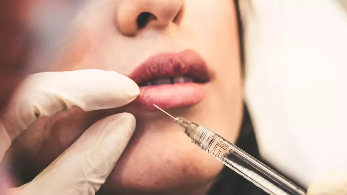 Woman’s infected filler explodes, covering doctor in pus