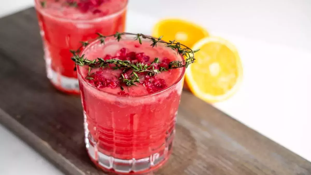 This is how you can still use strawberry stems instead of throwing them away