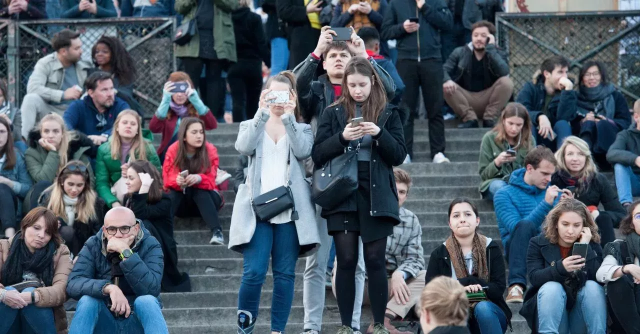 Coronavirus: These Photos Of French People Continuing To Gather Are Shocking Internet Users