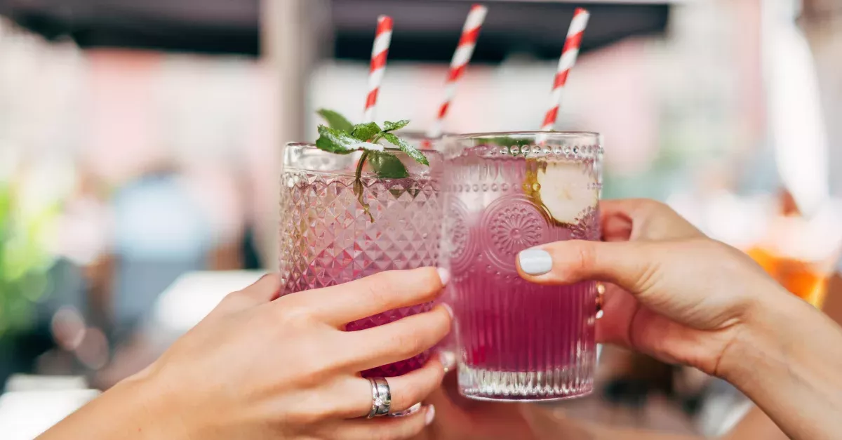 Here Are 5 Low-Calorie Cocktails To Drink During The Holidays