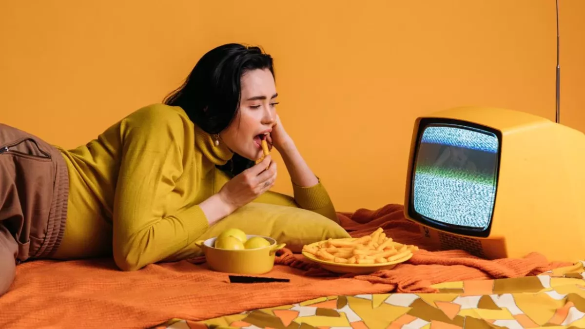 Here's why you shouldn't eat in front of a screen