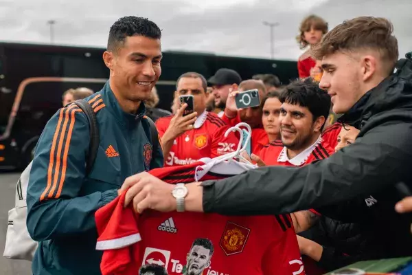 Considered to be an football icon with countless achievments, Manchester United player Cristiano Ronaldo earns £515k a week.