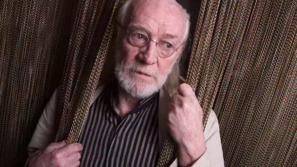 Harris was diagnosed with Hodgkin’s disease in August 2002, and passed away on 25 October at the age of 72.