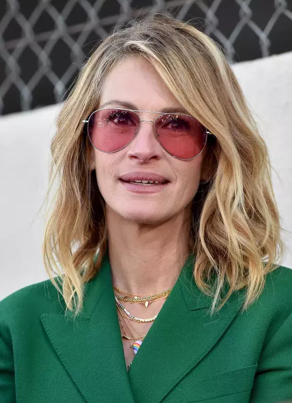 Julia Roberts embraces her visible roots