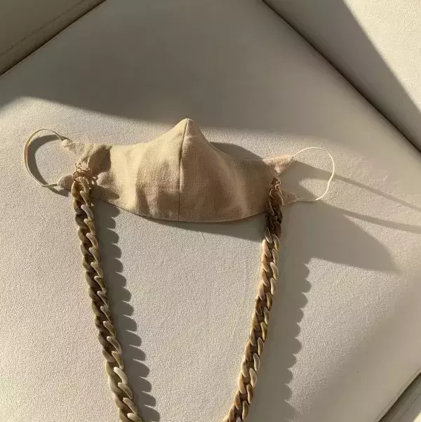 Chunky mask chain in tan marble 
