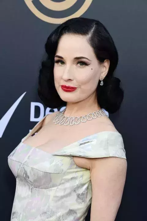 Long 1920s-inspired retro bob