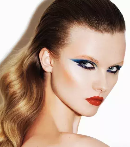 The screaming 80s makeup is back. Try loud and bold colors for a dramatic look!