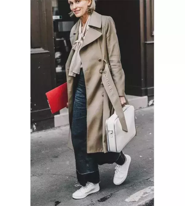 A trench coat with flare jeans and sneakers @Pinterest