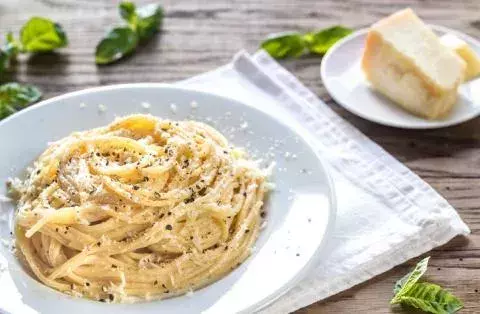 Cacio e pepe pasta           